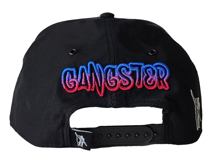 Gorra snapback color negro con un parche bordado de un mono con lentes y sombrero en el frente.