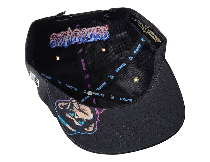 Gorra snapback color negro con un parche bordado de un mono con lentes y sombrero en el frente.