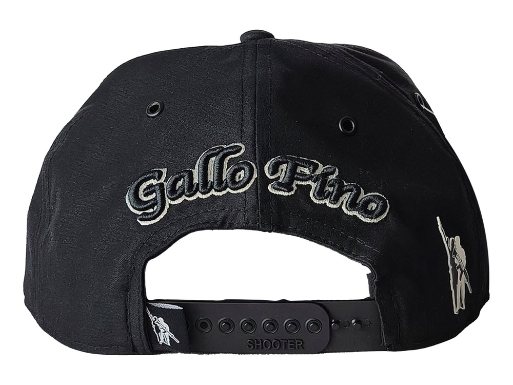 Gorra snapback color negro con un bordado frontal de un gallo blanco y gris.