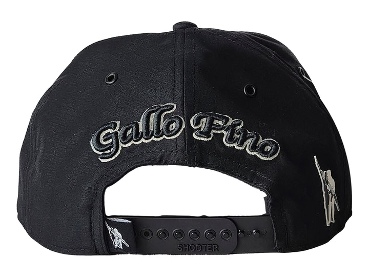 Gorra snapback color negro con un bordado frontal de un gallo blanco y gris.
