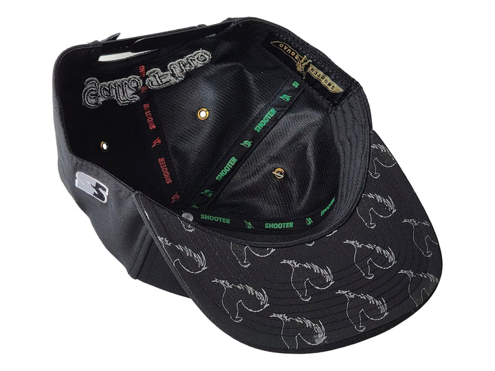 Gorra snapback color negro con un bordado frontal de un gallo blanco y gris.