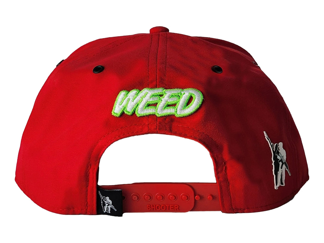 Gorra snapback color rojo con un parche bordado de un oso usando un gorro blanco en el frente.