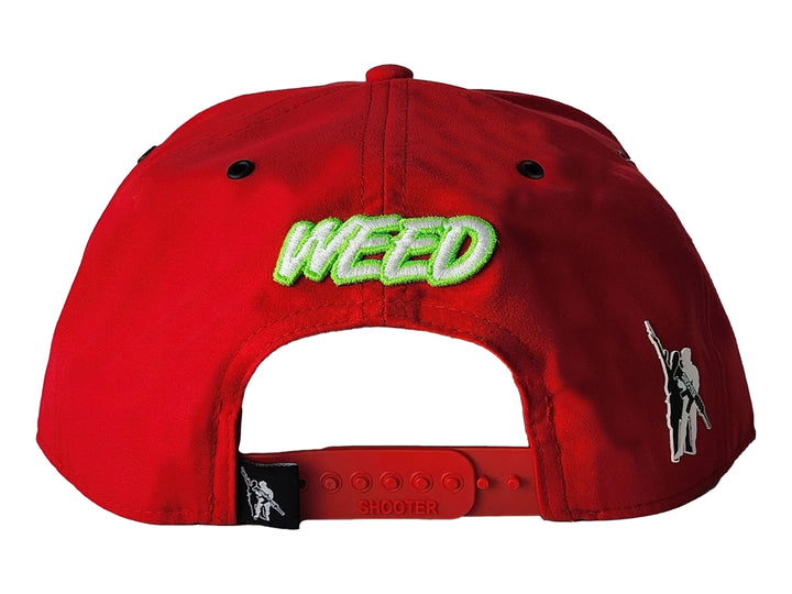 Gorra snapback color rojo con un parche bordado de un oso usando un gorro blanco en el frente.