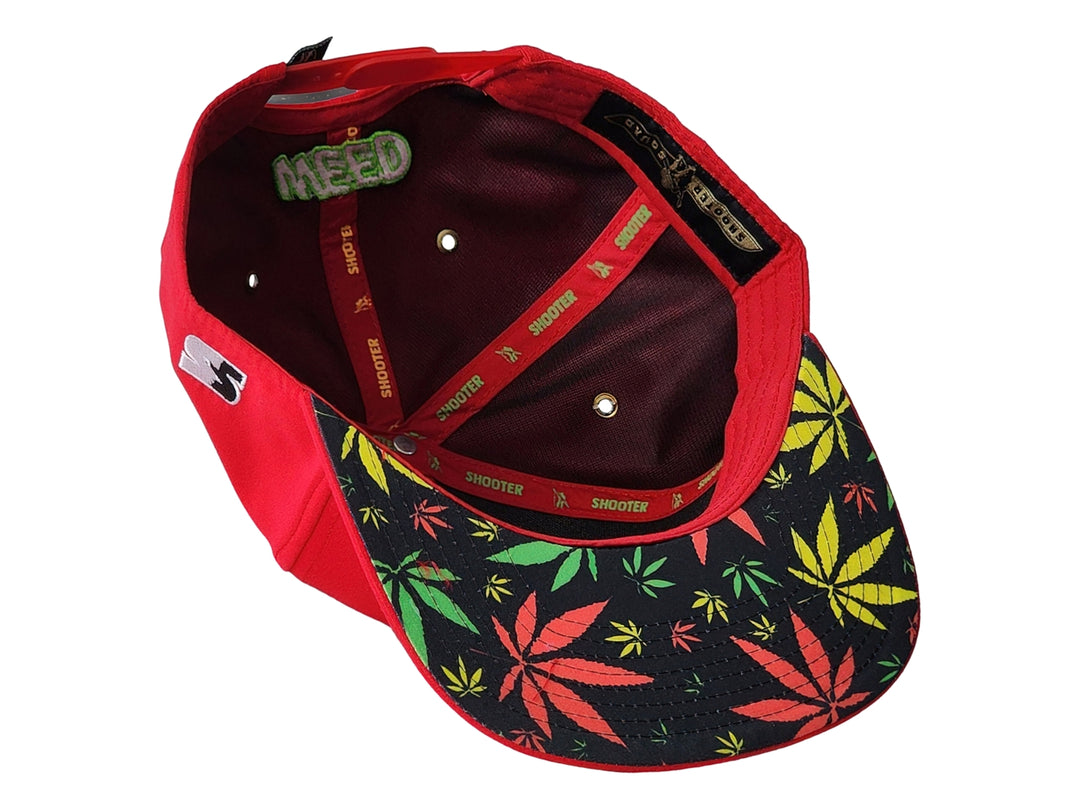 Gorra snapback color rojo con un parche bordado de un oso usando un gorro blanco en el frente.