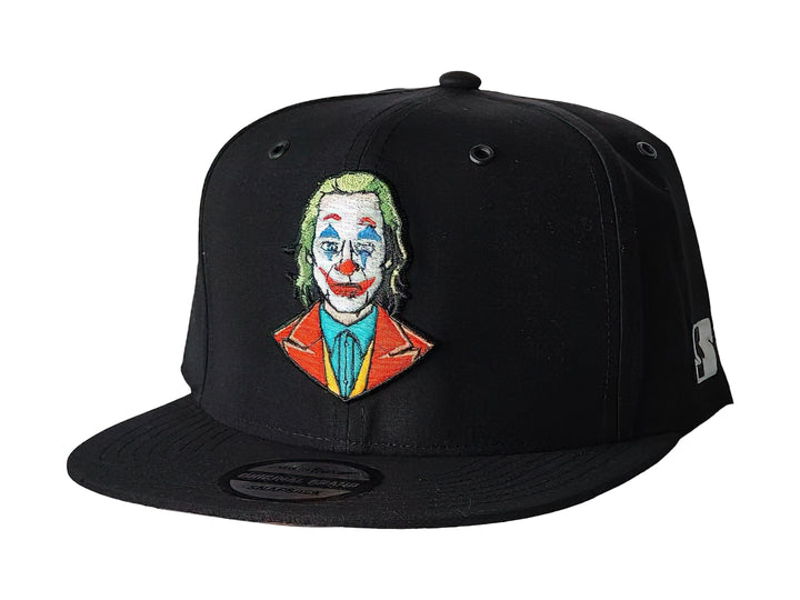 Gorra snapback color negro con bordado del personaje Joker en la parte frontal.