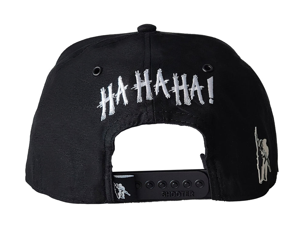 Gorra snapback color negro con bordado del personaje Joker en la parte frontal.