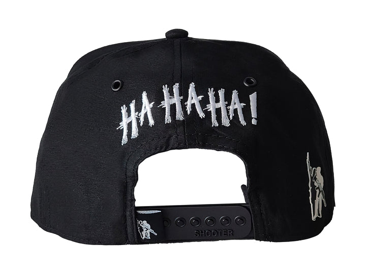 Gorra snapback color negro con bordado del personaje Joker en la parte frontal.