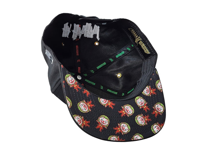 Gorra snapback color negro con bordado del personaje Joker en la parte frontal.