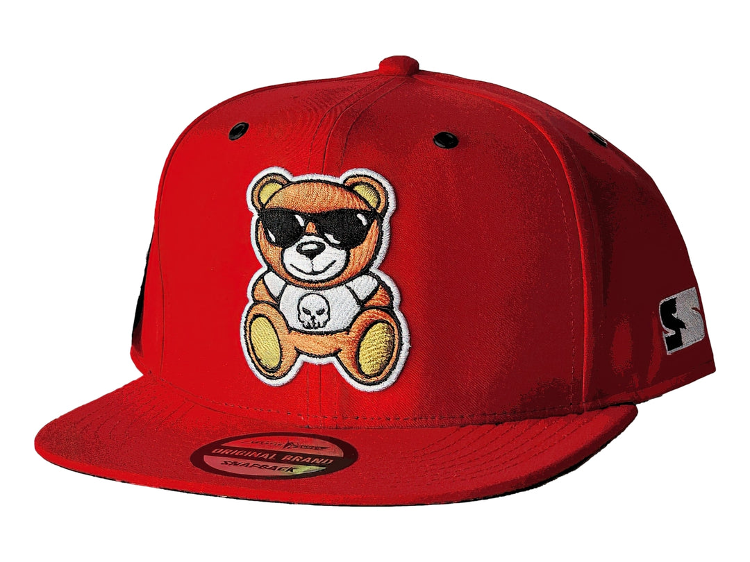 Gorra snapback color rojo con un parche bordado de un oso con lentes de sol en el frente.