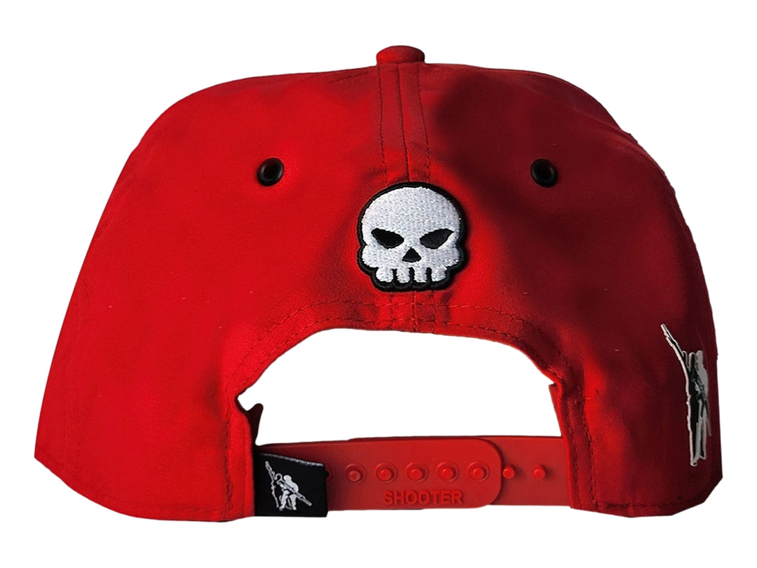 Gorra snapback color rojo con un parche bordado de un oso con lentes de sol en el frente.