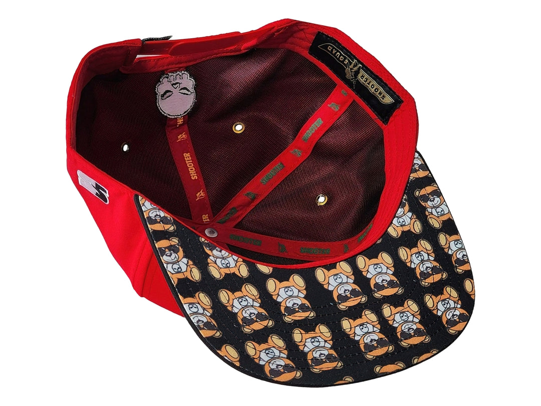 Gorra snapback color rojo con un parche bordado de un oso con lentes de sol en el frente.