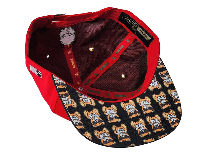 Gorra snapback color rojo con un parche bordado de un oso con lentes de sol en el frente.