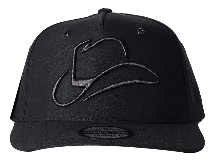 Gorra snapback color negro con bordado frontal en relieve de la silueta de un sombrero vaquero.