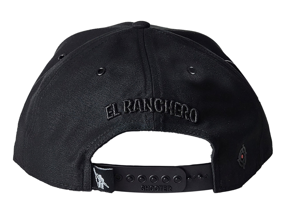 Gorra snapback color negro con bordado frontal en relieve de la silueta de un sombrero vaquero.