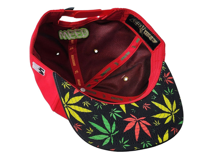 Gorra snapback roja con visera negra y un parche bordado de un oso con gorro blanco en el frente.
