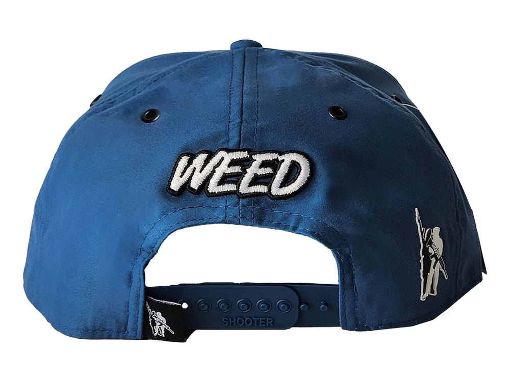 Gorra snapback azul con parche frontal de un oso con gorro blanco y hoja de cannabis.