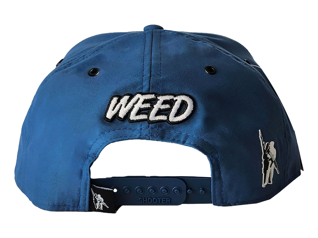 Gorra snapback azul con parche frontal de un oso con gorro blanco y hoja de cannabis.