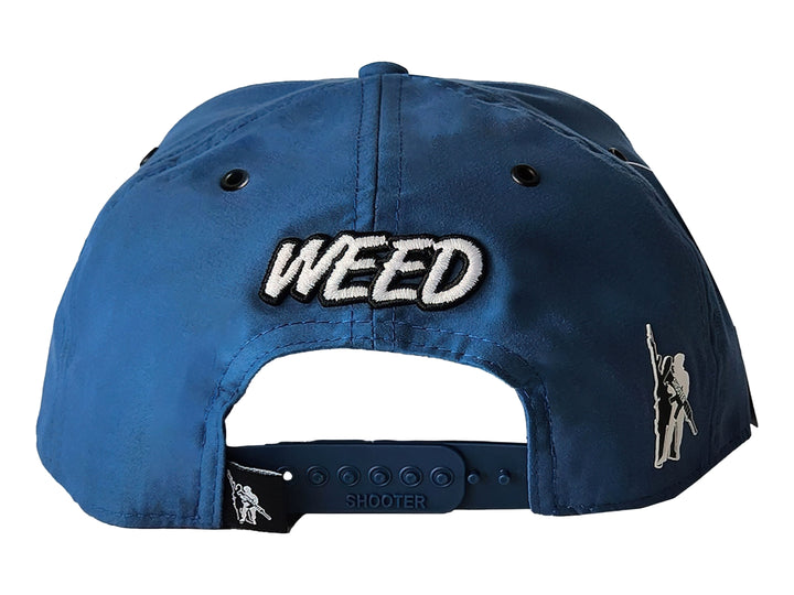 Gorra snapback azul con parche frontal de un oso con gorro blanco y hoja de cannabis.