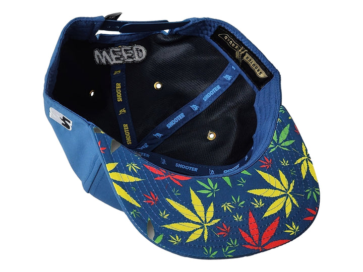 Gorra snapback azul con parche frontal de un oso con gorro blanco y hoja de cannabis.