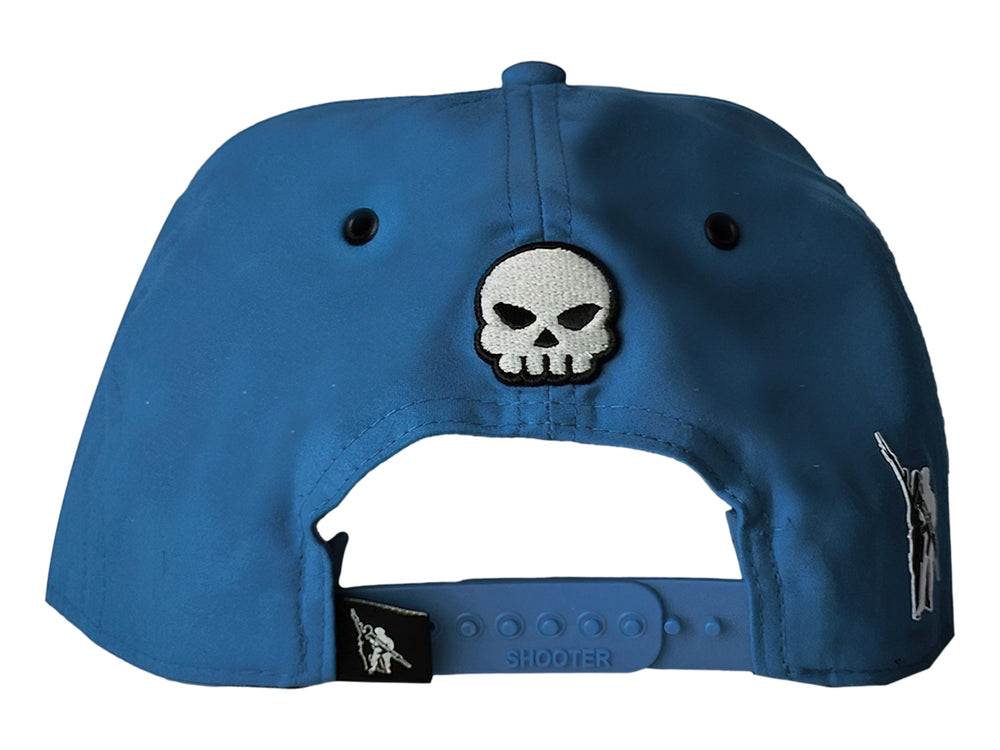 Gorra snapback azul con un parche frontal de un oso con lentes de sol.
