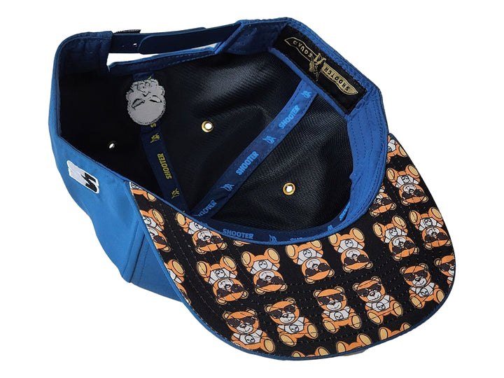 Gorra snapback azul con un parche frontal de un oso con lentes de sol.