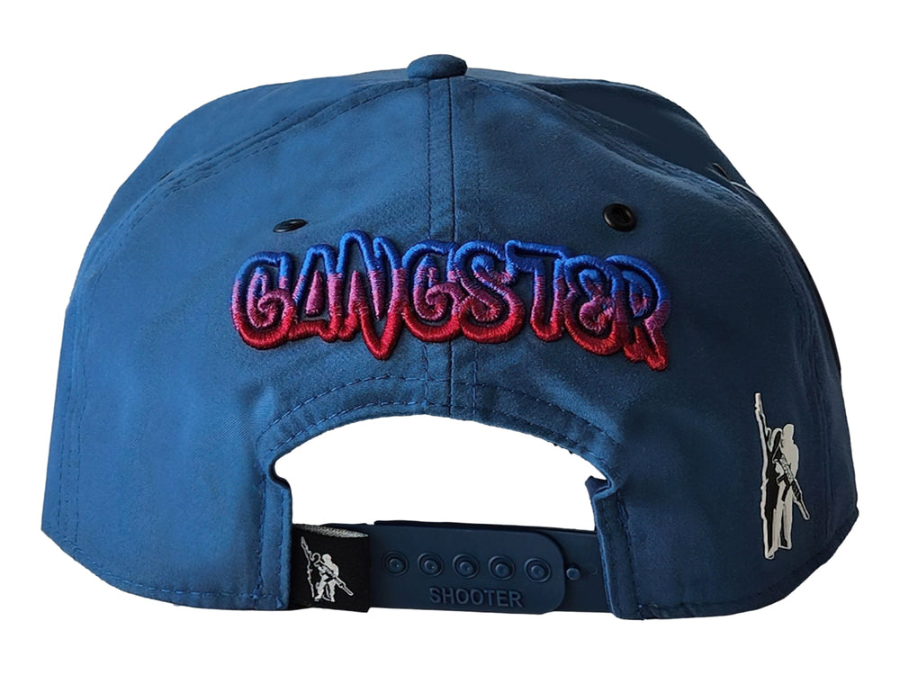 Gorra snapback color azul con un parche frontal bordado de un mono con traje y gafas de sol.