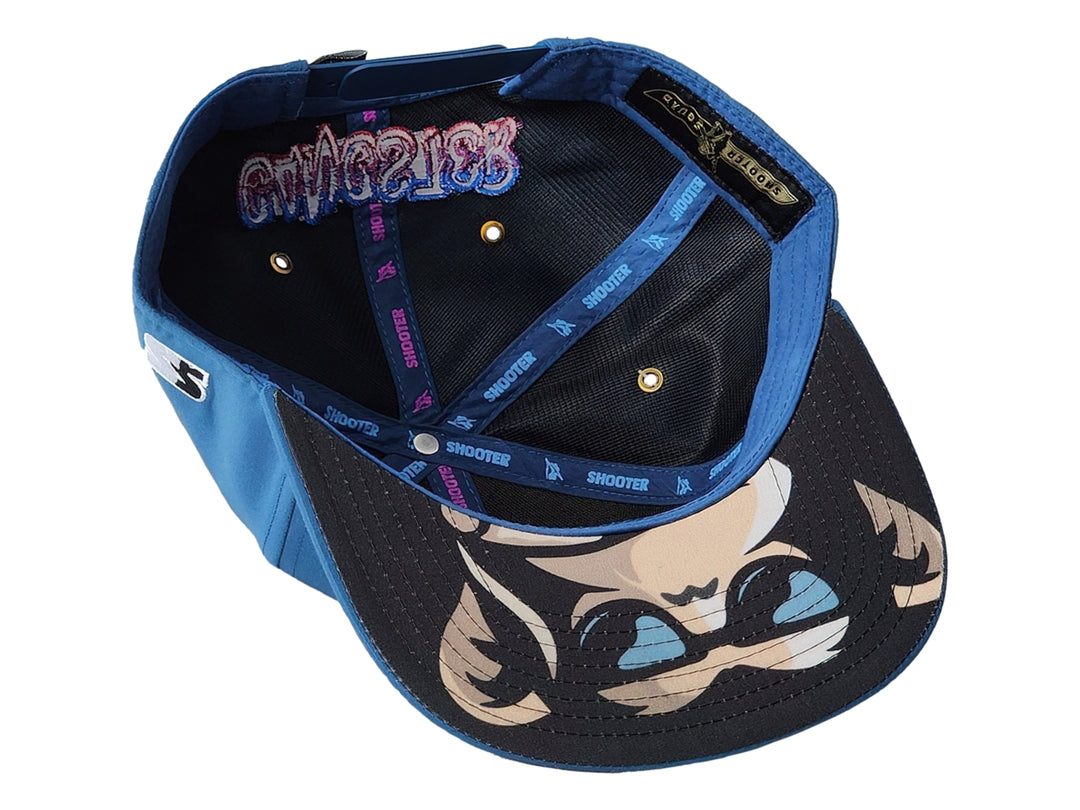 Gorra snapback color azul con un parche frontal bordado de un mono con traje y gafas de sol.