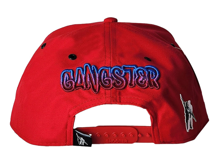 Gorra snapback color rojo con un parche frontal bordado de un mono con lentes y sombrero.