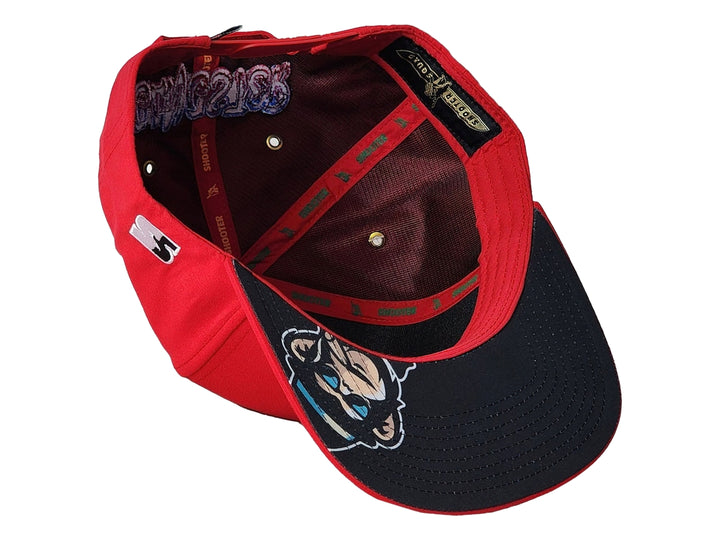 Gorra snapback color rojo con un parche frontal bordado de un mono con lentes y sombrero.