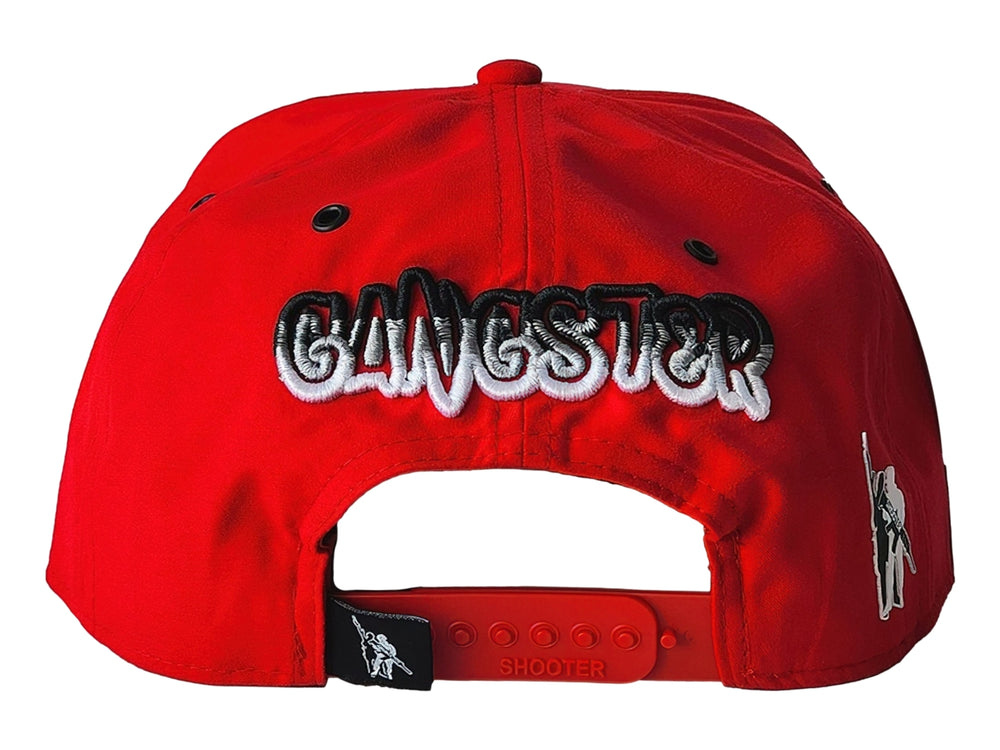 Gorra snapback roja con visera negra y parche frontal de un mono con gafas y sombrero.