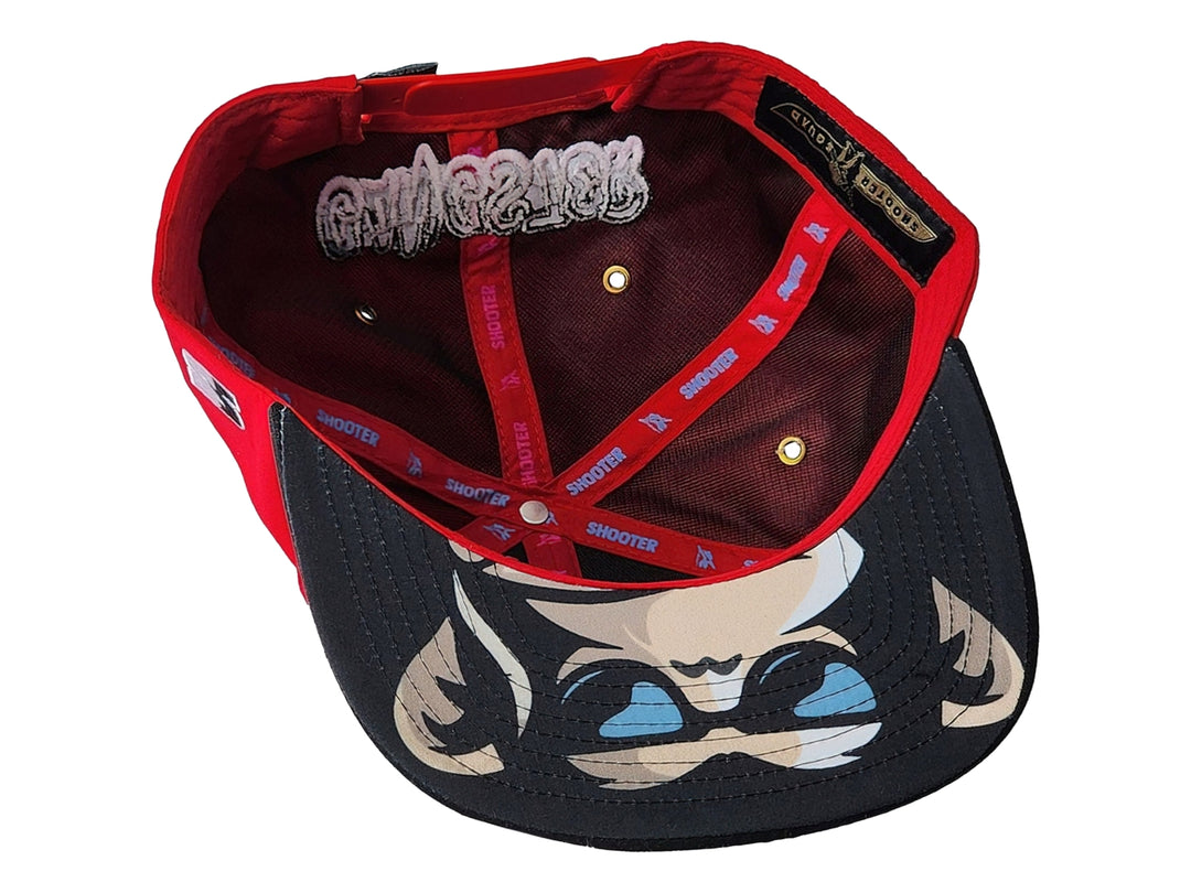 Gorra snapback roja con visera negra y parche frontal de un mono con gafas y sombrero.