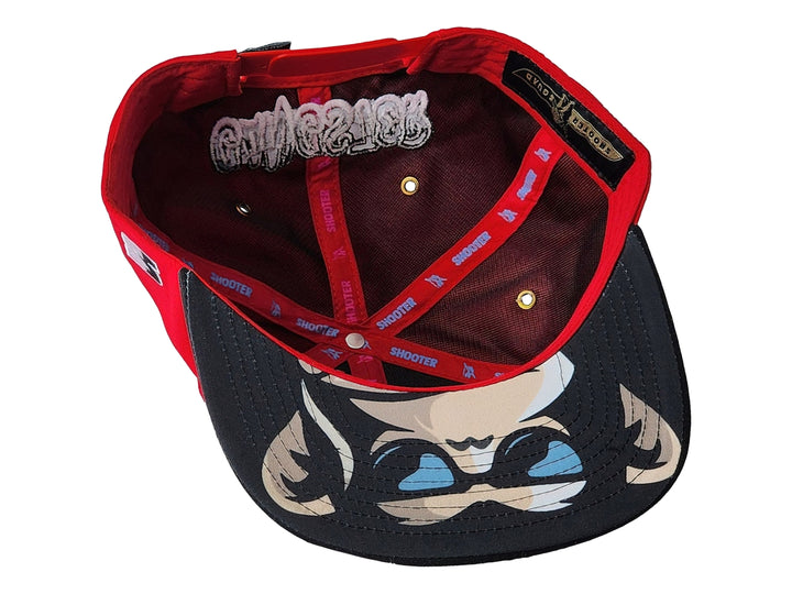 Gorra snapback roja con visera negra y parche frontal de un mono con gafas y sombrero.