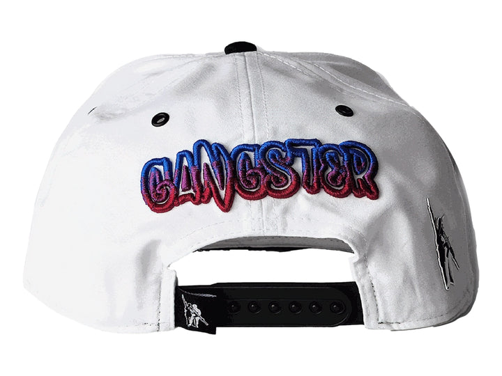 Gorra snapback blanca con visera negra y un parche frontal bordado de un mono con gafas y sombrero.