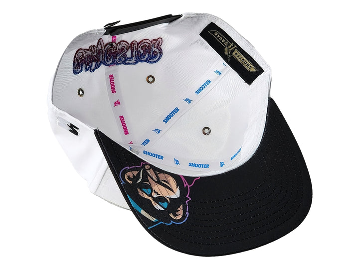 Gorra snapback blanca con visera negra y un parche frontal bordado de un mono con gafas y sombrero.