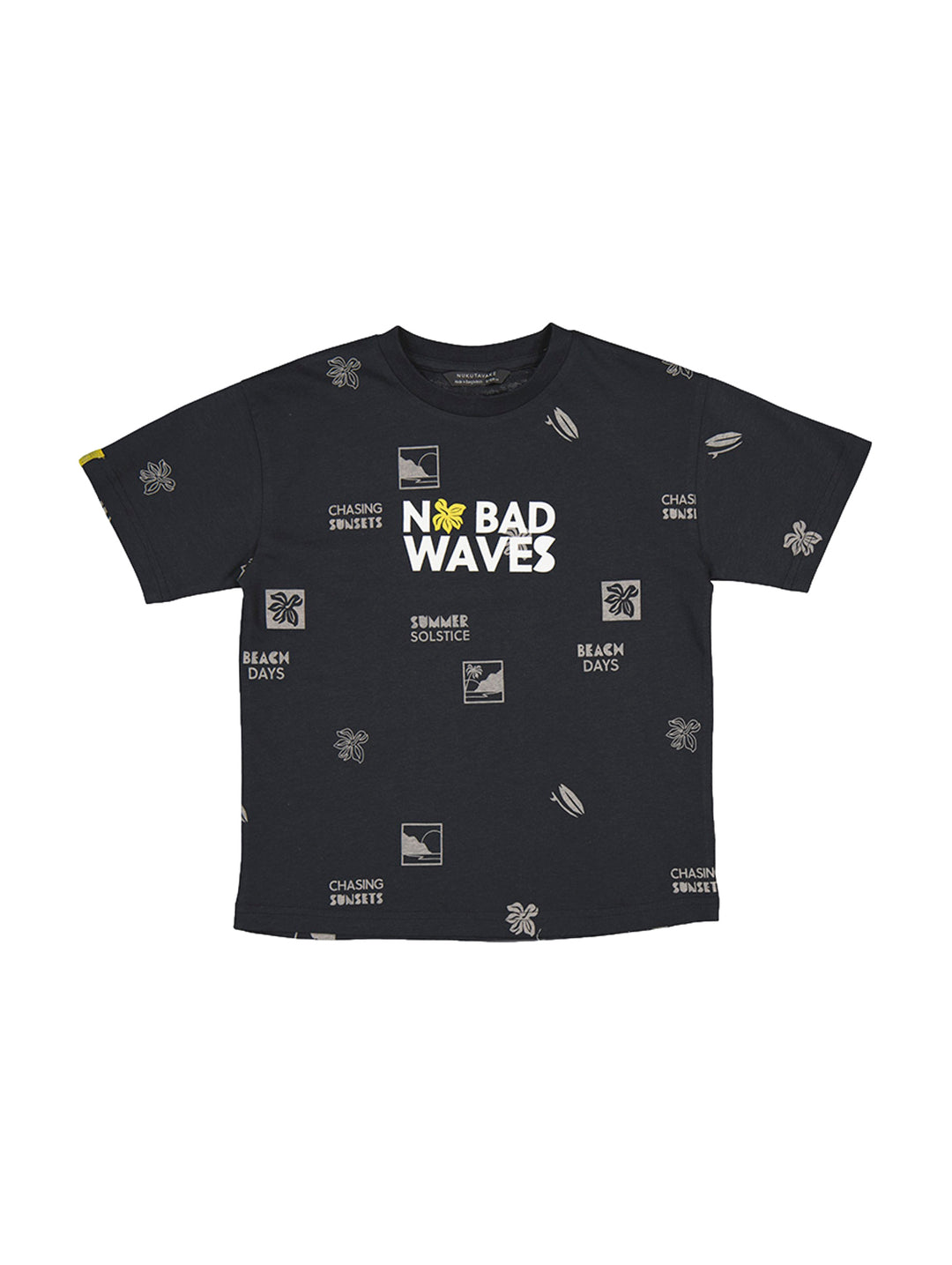 Camiseta de manga corta color pizarra para niño con estampados de texto y palmeras en blanco y amarillo.