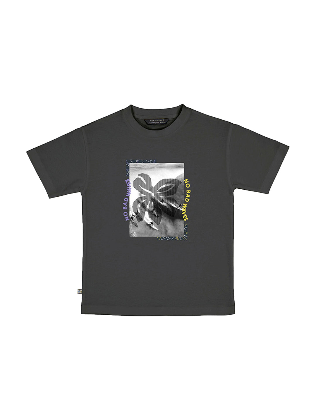Camiseta de color pizarra para niño con estampado gráfico central y mangas cortas.