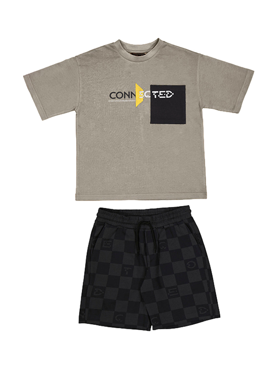 Conjunto para niño compuesto por camiseta color topo y short negro con estampado cuadriculado.