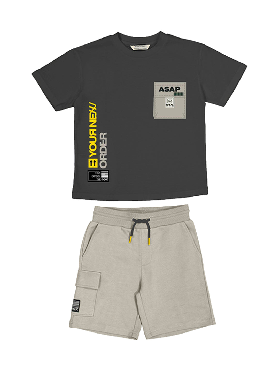 Conjunto para niño compuesto por camiseta gris oscuro con estampado y short beige con bolsillo cargo.