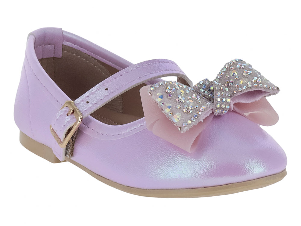 Zapato plano color rosa para niña con correa ajustable y moño decorativo con brillantes en la punta.