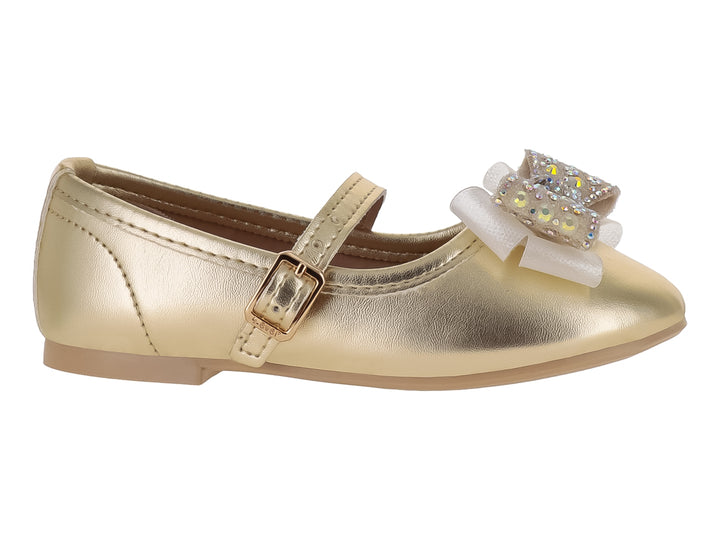 Zapato plano dorado para niña con correa, hebilla y un moño decorativo con pedrería en la punta.