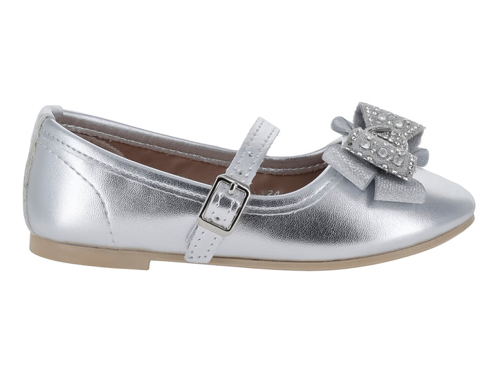 Zapato plano color plata para Niña con correa y moño decorativo brillante.