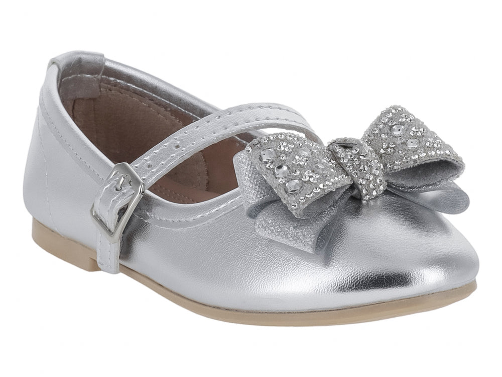 Zapato plano color plata para Niña con correa y moño decorativo brillante.