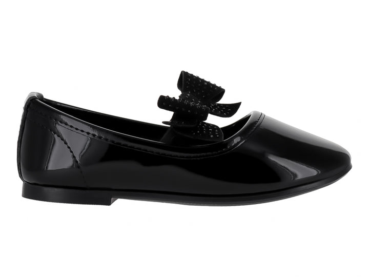 Zapato plano de charol negro con un moño decorativo en la parte superior.