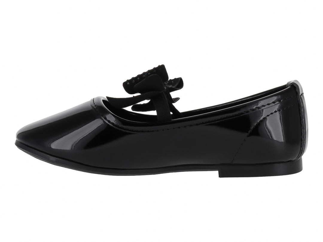 Zapato plano de charol negro con un moño decorativo en la parte superior.