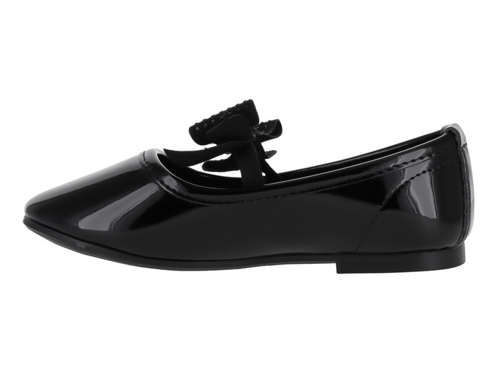 Zapato plano de charol negro con un moño decorativo en la parte superior.