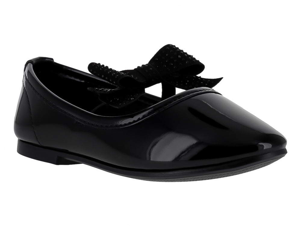 Zapato plano de charol negro con moño decorativo en la parte superior.