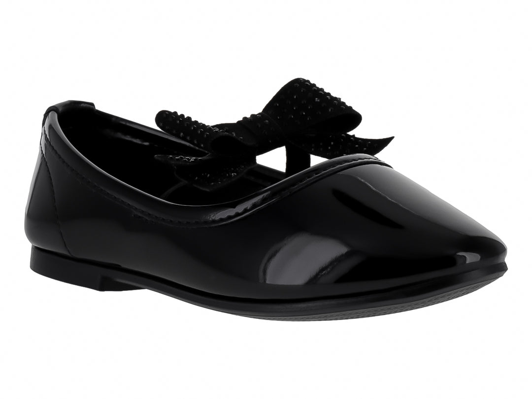 Zapato plano de charol negro con moño decorativo en la parte superior.