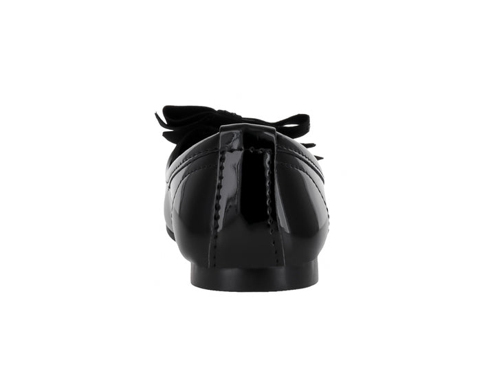 Zapato plano de charol negro con moño decorativo en la parte superior.