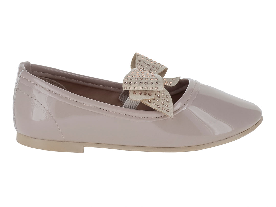 Zapato plano de charol color maquillaje con moño decorativo y detalles de pedrería.