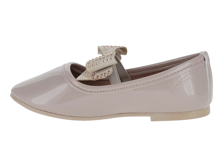 Zapato plano de charol color maquillaje con moño decorativo y detalles de pedrería.